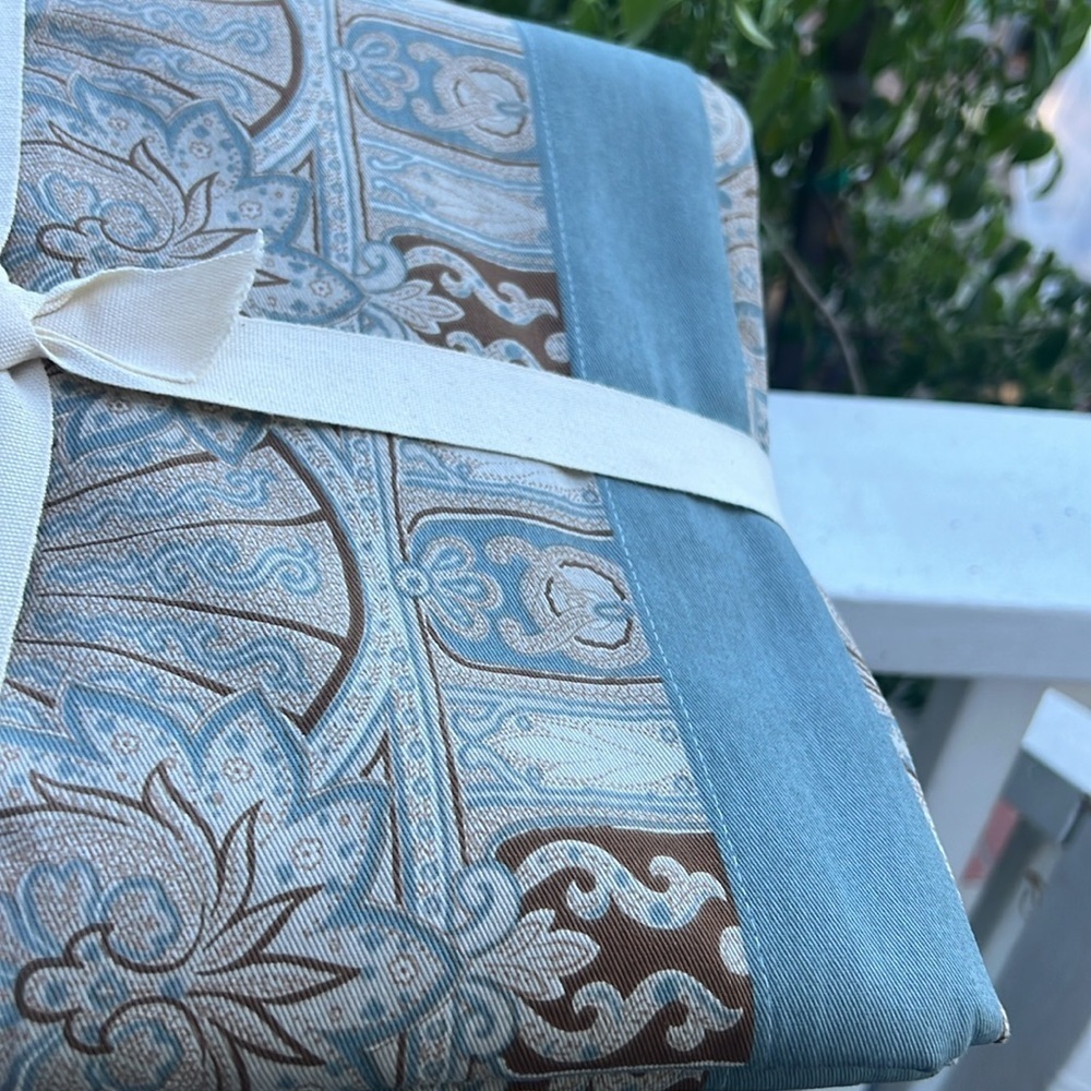 New Williams-Sonoma Blue Paisley Tablecloth 70X90 6-8 average settings - Picture 10 of 10